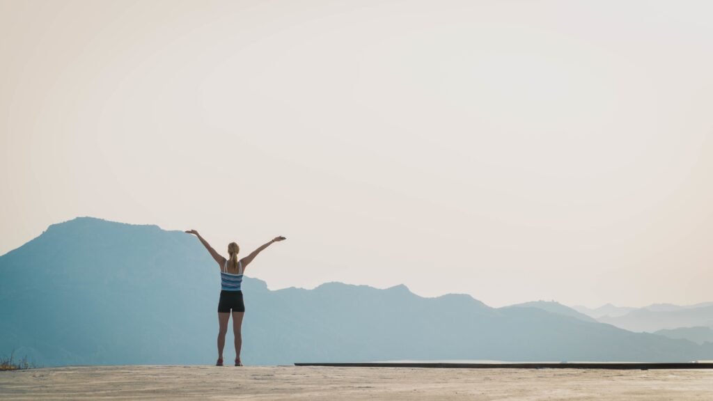 A woman in nature with arms wide open looking to the horizon... Designed by FreePik